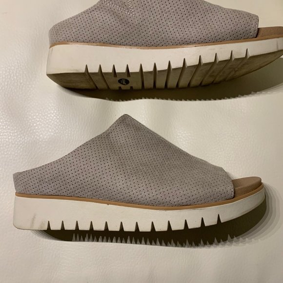 Dr. Scholl sandal, size 7.5 US, suede upper fabric, light grey, white soles. - Picture 3 of 10